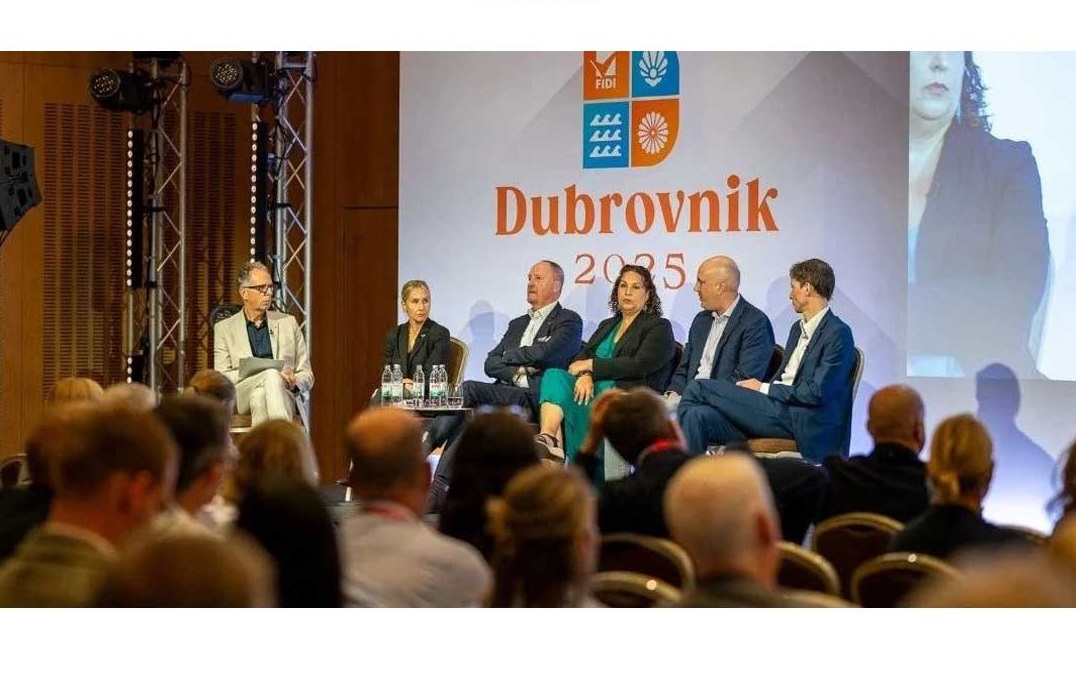 professional mover packing the boxes