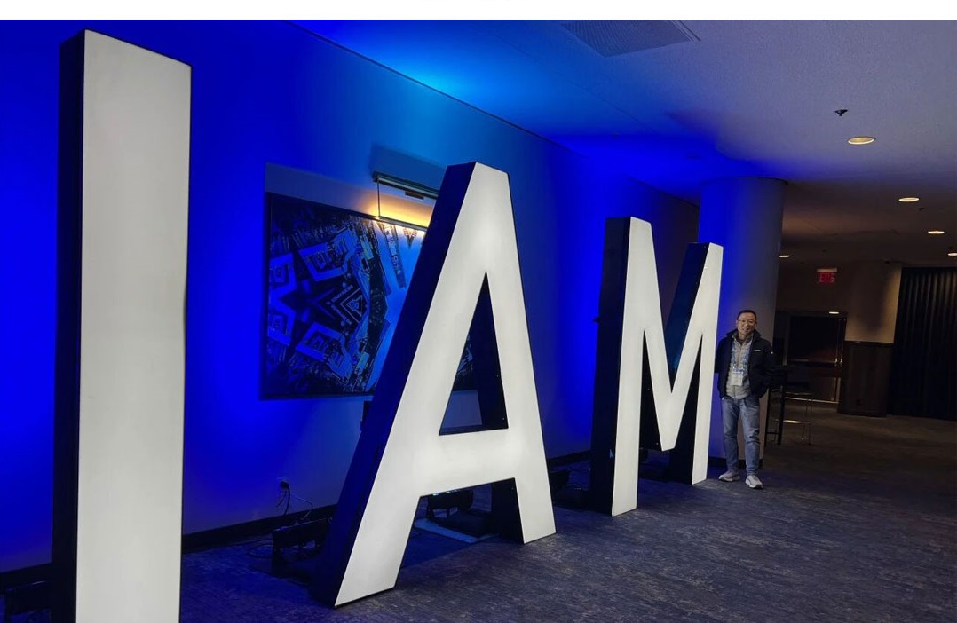 professional mover packing the boxes