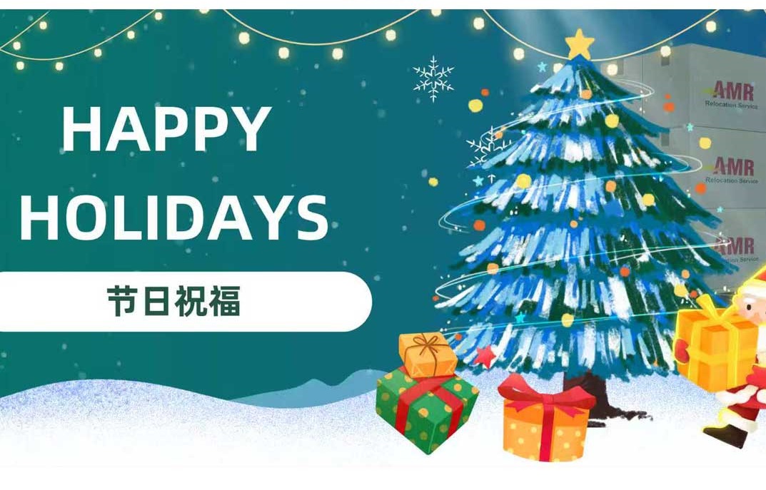 professional mover packing the boxes