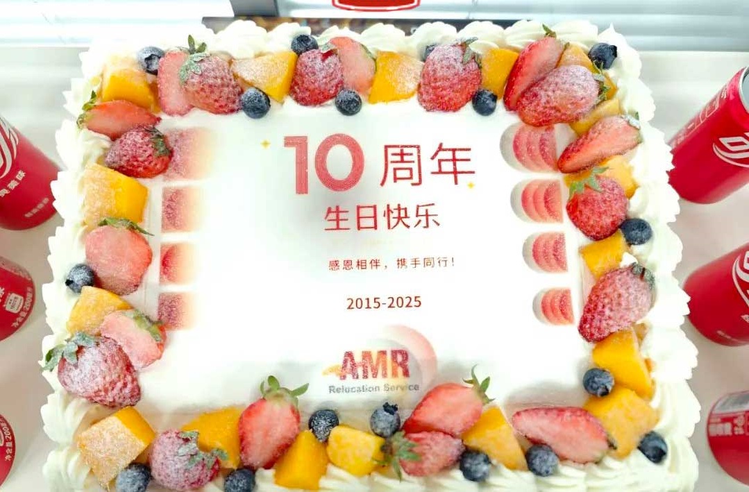 professional mover packing the boxes